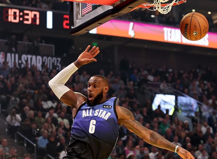 皇家马德里训练开放日，加时末段远射贴柱引欢呼，NBA常规赛在即，更衣室氛围转暖的简单介绍